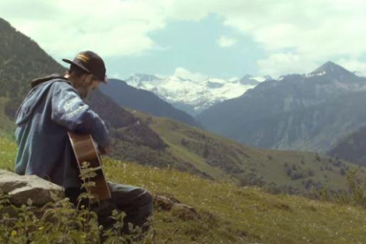 Pau Donés, en un videoclip dirigit per ell mateix a la Val d'Aran.