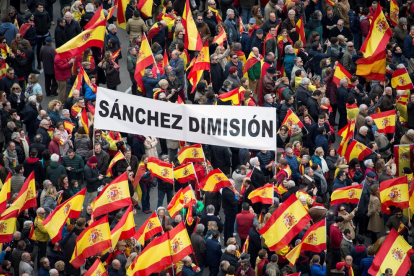Manifestantes con una pancarta en la que se pedía la dimisión de Pedro Sánchez.