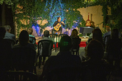 El guitarrista Miquel Hortigüela, divendres a Cal Prim de Verdú.