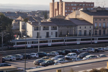 Un tren llegando ayer por la mañana a la estación de Tàrrega desde Lleida con 28 minutos de retraso. 