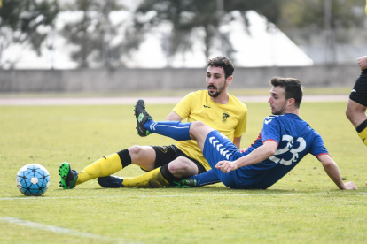 Un jugador del EFAC protege el balón ante la presión de un jugador del Gavà.