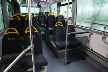 Imagen de archivo de un autobús urbano completamente vacío. 