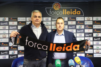 Albert Aliaga, nuevo presidente del Força Lleida, junto al técnico Gustavo Aranzana.