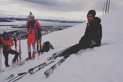 Kilian Jornet, després d’aconseguir el seu repte d’ascens amb esquís de muntanya a l’estació noruega de Tusten.