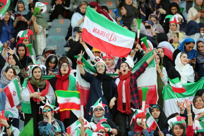 Las mujeres de Irán vuelven a un estadio después de 40 años