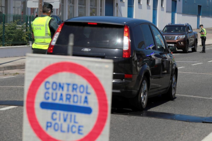 La Guardia Civil ayer haciendo controles en las entradas de la localidad de Burela, en A Mariña.