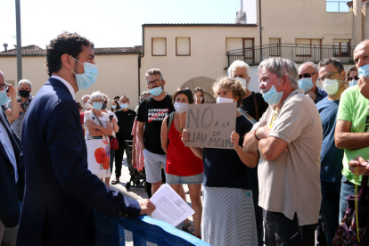 El conseller Calvet habló con algunos de los participantes en la manifestación en Santa Coloma.