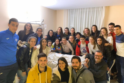 Companyes d’Anna Oriach i membres de l’‘staff’ tècnic van acompanyar ahir la jugadora a l’hospital.