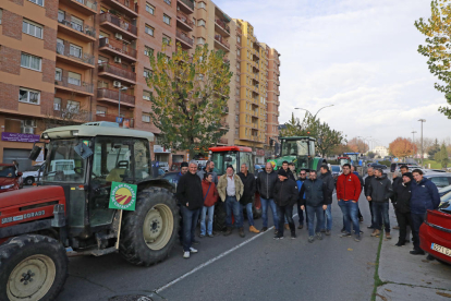 Participantes en la marcha con tractores antes de salir desde el Camp d’Esports hacia la subdelegación del Gobierno en Lleida.