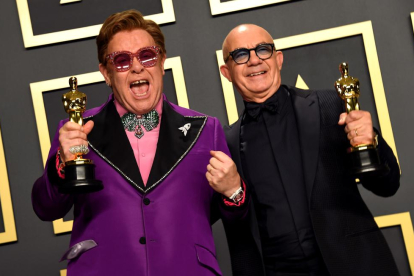 Elton John y Bernie Taupin, eufóricos por el Oscar a mejor canción.