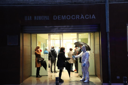 Varias personas accediendo en la Llar Municipal de Democràcia de Lleida para hacerse un test rápido.