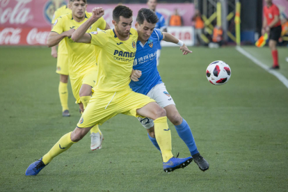 Juanto Ortuño pugna con un jugador del Villarreal B, en una acción del partido.