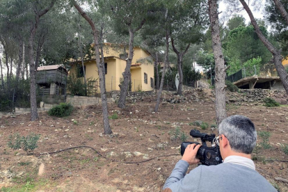 Un cámara toma imágenes de la vivienda donde sucedió el crimen en Villanueva de Castellón.