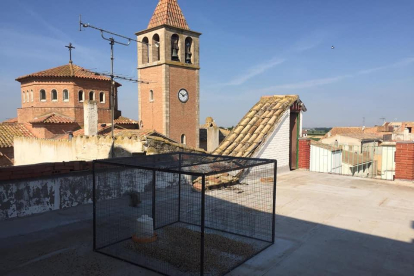 Una de les gàbies, instal·lada vora l’església local.