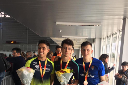 Aleix Porras, en el centro, con los otros dos atletas que le acompañaron en el podio.