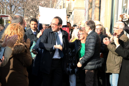 Josep Rull siendo aplaudido por los vecinos que le dieron la bienvenida y el conseller Damià Calvet.