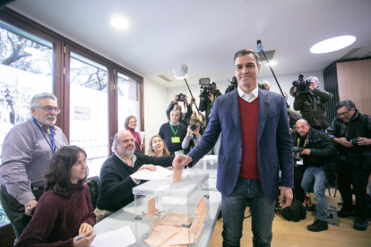 Pedro Sánchez se mostraba en el momento de votar aún confiado y sonriente.