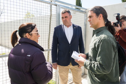 La veterinaria municipal explica el funcionamiento del centro al concejal del Comú Sergi Talamonte, en presencia del concejal Joan Queralt.