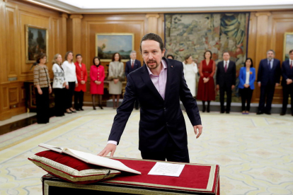El vicepresidente segundo del gobierno español, Pablo Iglesias, en el acto de toma de posesión del cargo ante el rey en el Palacio de la Zarzuela.