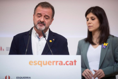 Alfred Bosch acompanyat de Marta Vilalta mentre anunciava la dimissió a la seu d’ERC.