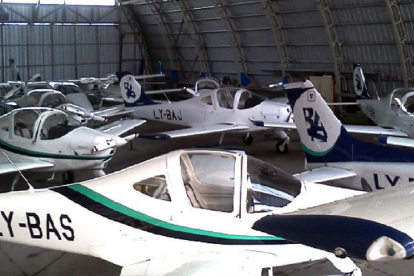Avions per a pràctiques de vols a l’hangar d’Alguaire.