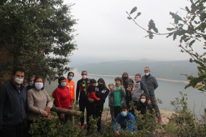 Turistas visitando Tiurana y el embalse de Rialb durante las actividades del fin de semana.