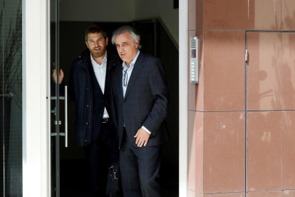 D’esquerra a dreta, els advocats Andrés Maluenda i Pau Molins sortint ahir de la casa de Rosell.