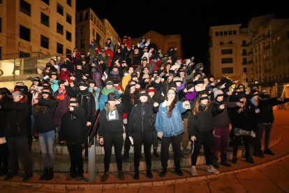 Un grup de les participants a la mobilització va interpretar ahir la ‘performance’ contra la violència masclista a la plaça Sant Joan.