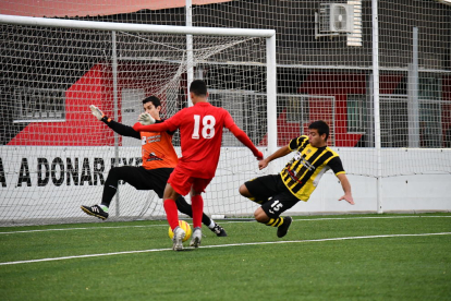 Hamza, de l’Alpicat, intenta rematar a gol davant de l’oposició d’Adrià i de Calderó, de l’Angulària.