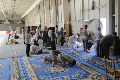 Musulmanes rezando ayer al mediodía en el Pavelló 4, junto al Aplec del Caragol.