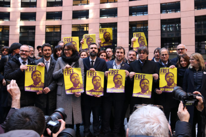 Los eurodiputados Carles Puigdemont, Toni Comín y Diana Riba, el presidente Quim Torra, y el presidente del Parlament Roger Torrent, entre otros, con un cartel de Oriol Junqueras en la Eurocámara en Estrasburgo.