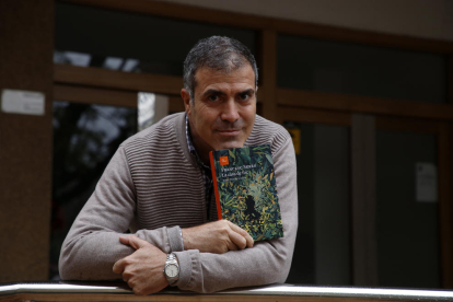 Francesc Serés con su nueva novela, ‘La casa de foc’.