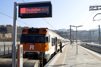 El primer tren de la línia R4 que ha circulat aquest divendres.
