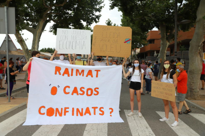 Els manifestants es van concentrar a la cruïlla entre Rovira Roure i Prat de la Riba, al costat de la seu de Salut a Lleida.