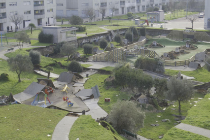 Un parc infantil s'enfonsa sobre un pàrquing subterrani