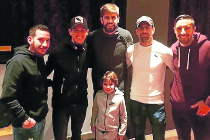 Piqué y su hijo Milan, con jugadores del Andorra.