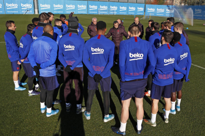 Ernesto Valverde, ahir, amb els jugadors del Barcelona en l’última sessió d’entrenament que va dirigir.