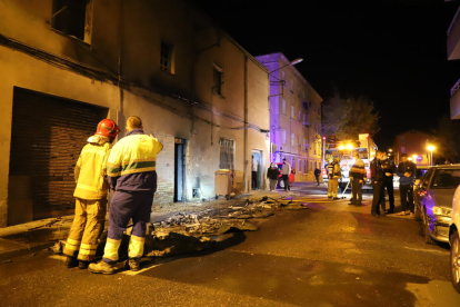 Les flames també van danyar tres vehicles estacionats i les façanes de diversos immobles.