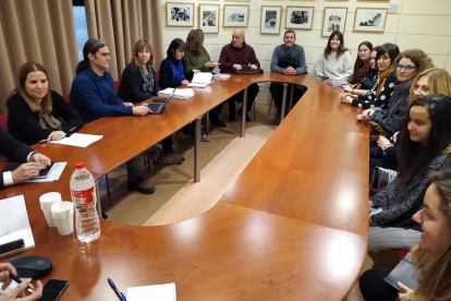 El teniente de alcalde Sergi Talamonte se reunió ayer con representantes de 10 entidades sociales. 