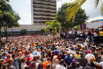 Manifestantes contrarios a Maduro, ayer, en Caracas.