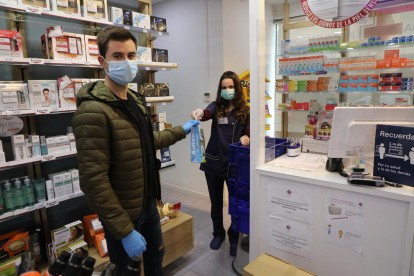 Víctor Sánchez, recogiendo un pedido en la farmacia Aragonés de la avenida Barcelona.