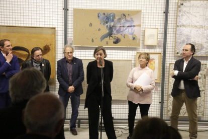 Cristina Giorgi, ayer, durante su intervención delante de algunas de las obras de Benet Rossell.