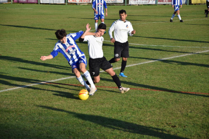 Un jugador del Organyà intenta controlar el balón en una acción del partido.