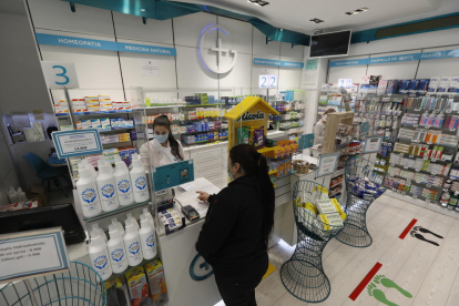 Víctor Sánchez, recogiendo un pedido en la farmacia Aragonés de la avenida Barcelona.