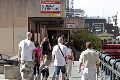 Persones caminant cap a una oficina d’ocupació a Madrid.