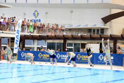 El President Quim Torra (3º por la derecha) participó ayer en el chapuzón celebrado en la piscina del Club Natació Atlètic-Barceloneta.