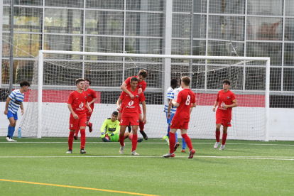 Los jugadores del Alpicat se abrazan tras marcar uno de los ocho goles logrados en el partido.