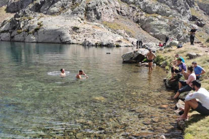 Excursionistes banyant-se en un dels llacs alpins de la muntanya de la Pica d’Estats, a Àreu, pràctica que està prohibida.
