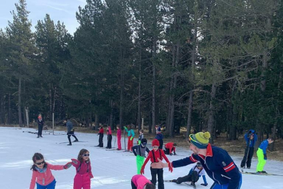 Alumnos de la escuela La Salle de La Seu d’Urgell participaron ayer en la primera sesión de esquí en la estación de Aransa. 