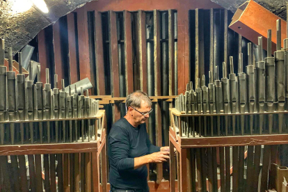 Albert Blancafort, mestre restaurador d’orgues, revisa l’instrument musical.